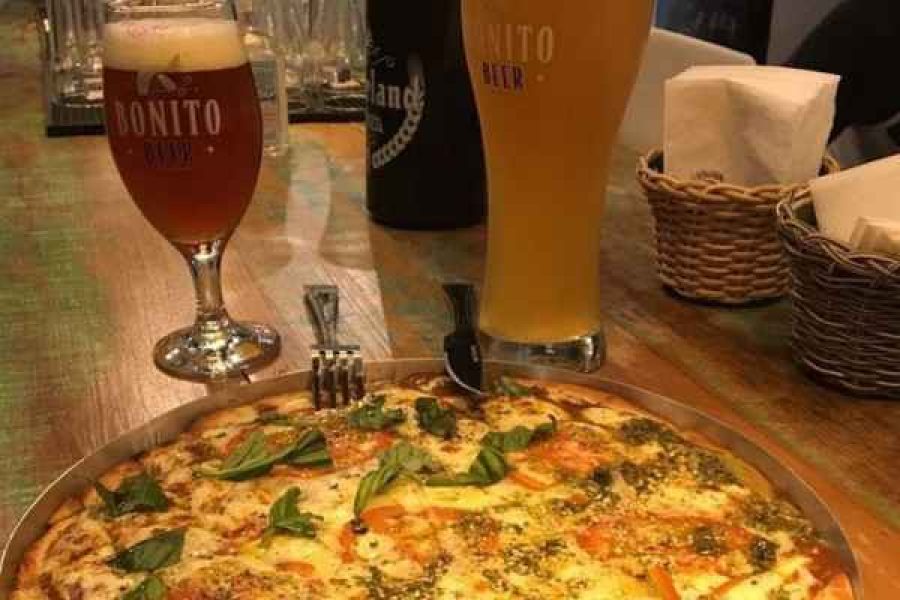 Pizza Margherita com cerveja artesanal