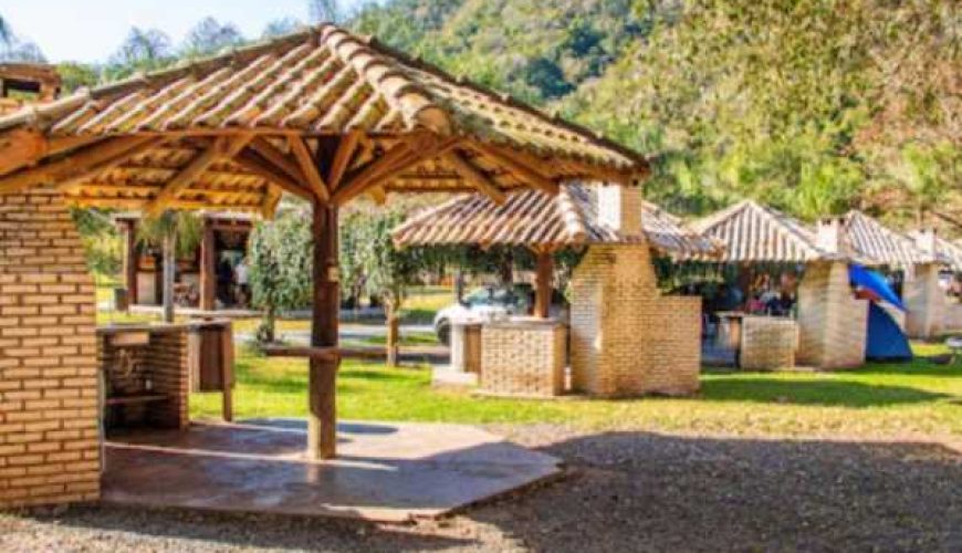 Quiosques c/ Churrasqueira – somente p/ hóspedes e campistas